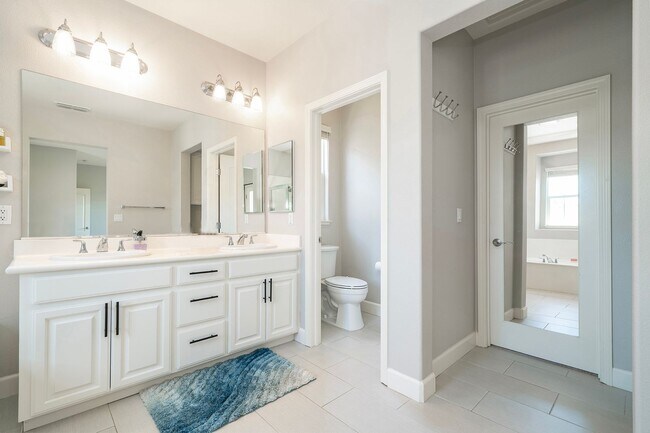 Building Photo - Tassajara Cottages Danville Home - Super Convenient Location