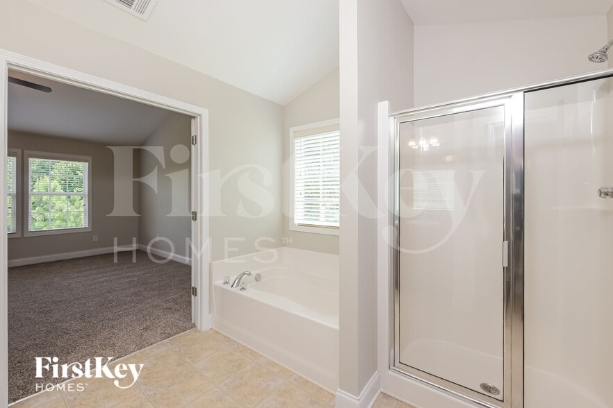 Building Photo - 6275 Cove Creek Dr
