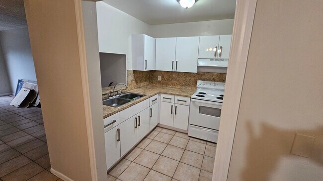 Building Photo - 1035 W 77th St