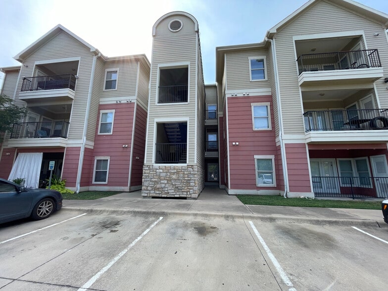 Building Photo - Room in Condo on Crossing Pl