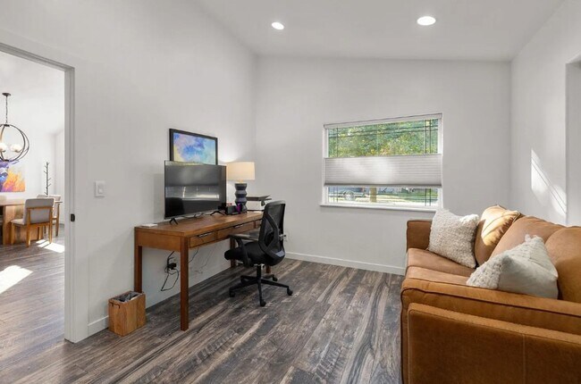 Building Photo - 4 Bed, 2 Bath, Fully Furnished, 2 Level Home, Fenced Yard