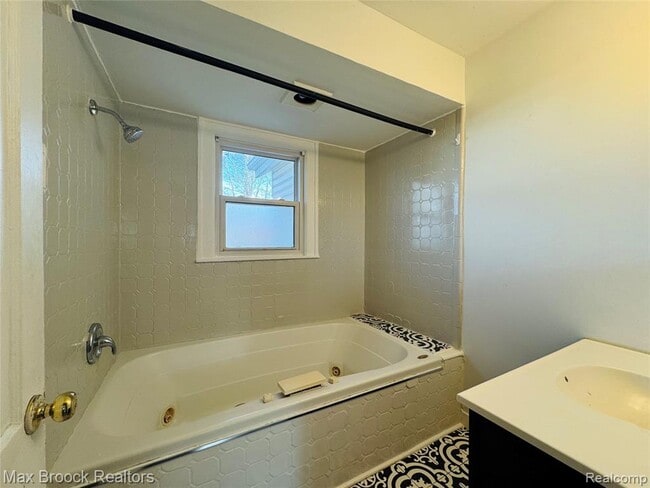 Building Photo - 510 Stratford Rd