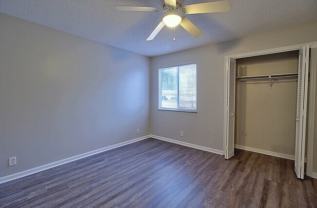 Building Photo - 910 Brett Dr
