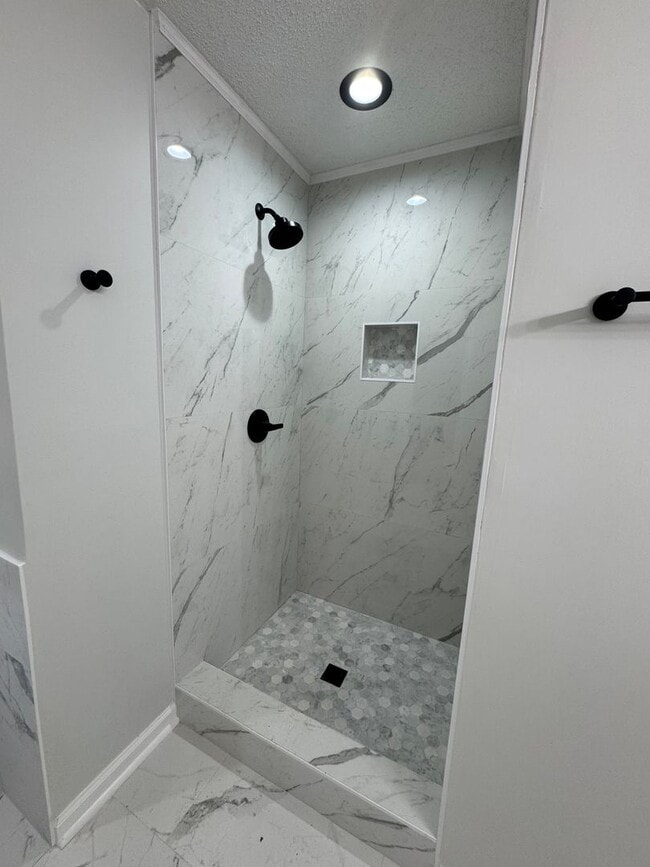 Building Photo - 3bed/2bath+Garage GSO!!