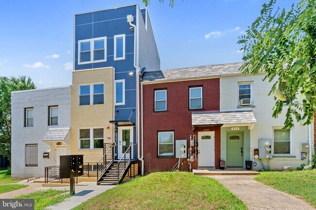 Building Photo - 834 19th St NE