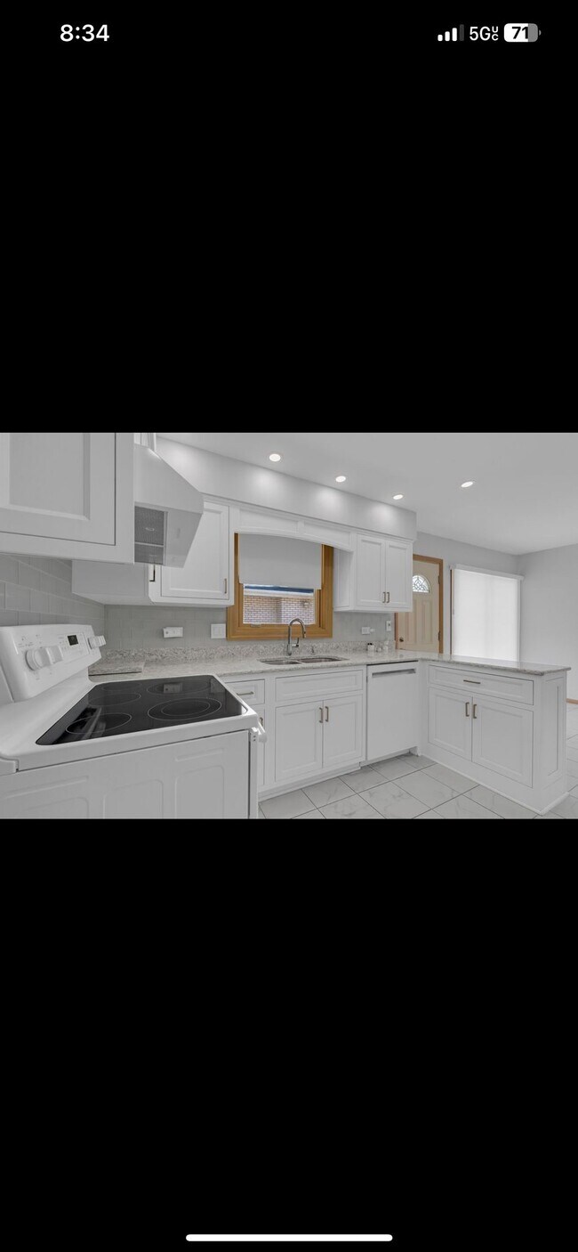 Building Photo - 9700 Kolmar Ave