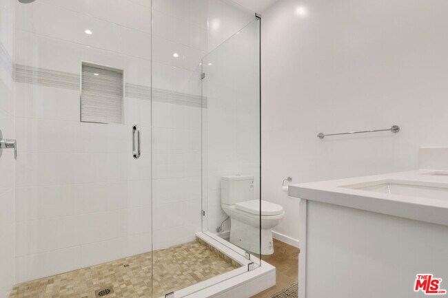 Building Photo - 809 N W Knoll Dr