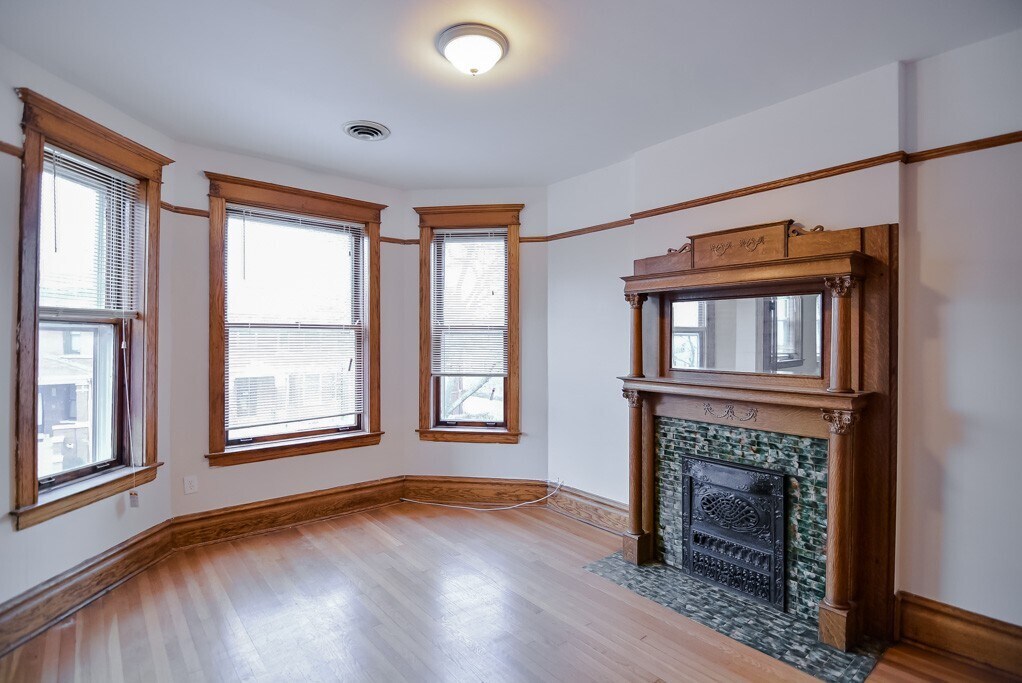 Building Photo - 2231 W Walton St