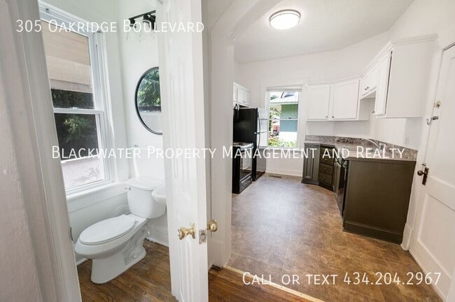 Building Photo - 305 Oakridge Blvd