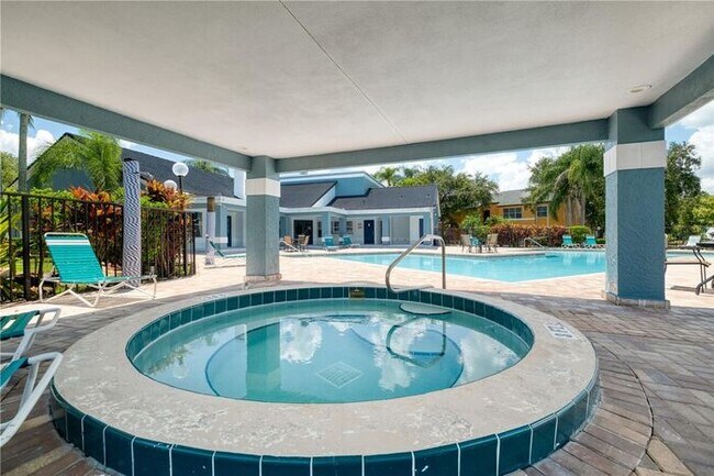 Building Photo - Beautiful 2-Bedroom Condo in Gated Venetian Place