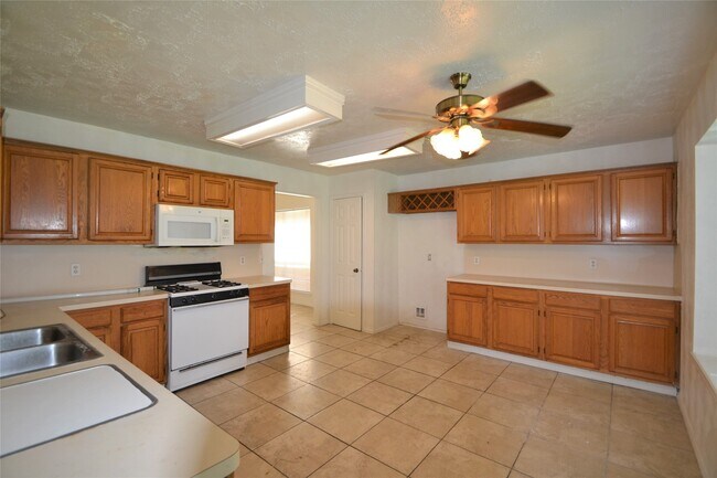 Building Photo - 12410 Meadow Briar Dr