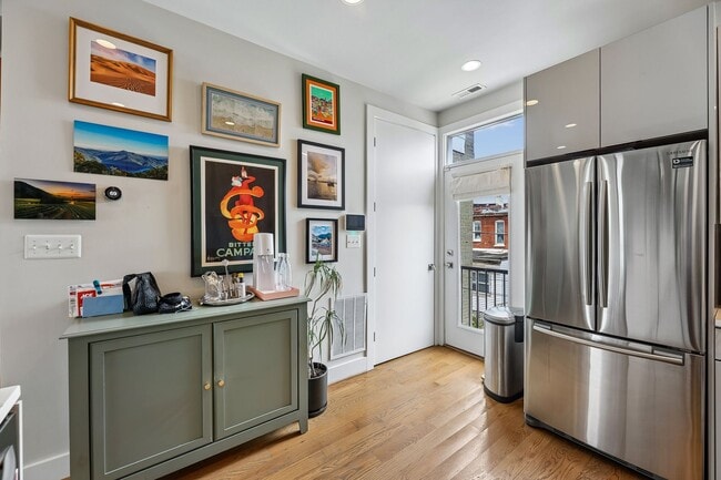 Building Photo - Gorgeous Upper Level 2BR/2.5BTH Condo with Rooftop Deck and Reserved Parking!