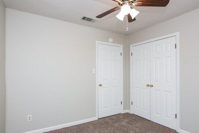 Building Photo - 8541 Highland Glen Cir S