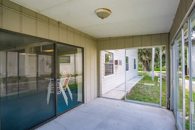 Building Photo - 1045 N Cres Dr