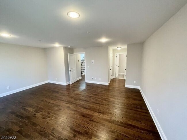 Building Photo - 7 N Ridge Cir
