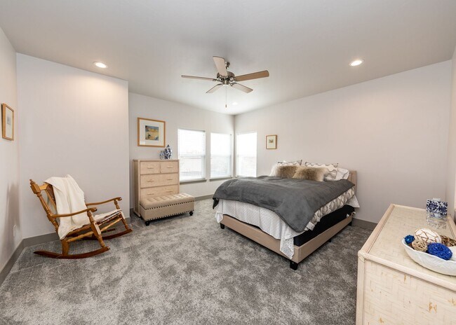 Building Photo - 2 Bedroom Luxury townhome