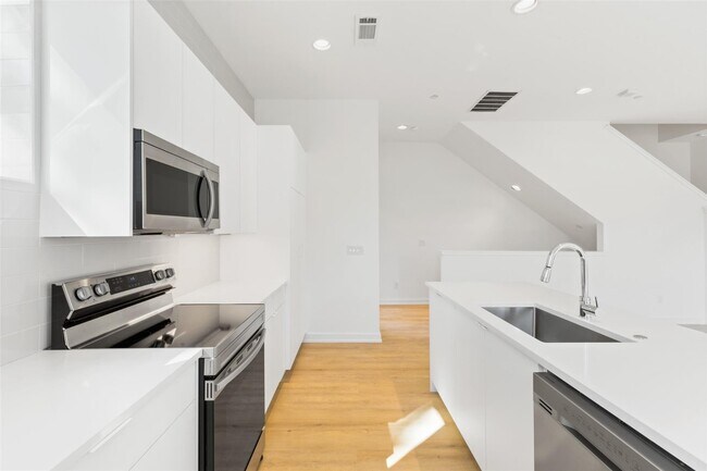 Building Photo - Modern 2-Bed Townhome with Attached Garage & Private Balcony in Gated Dallas Community