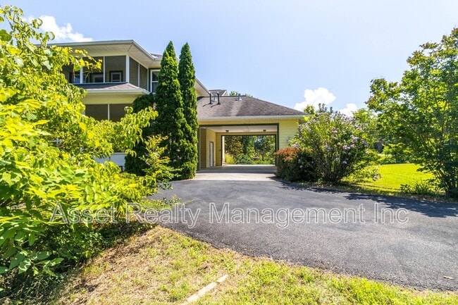 Building Photo - 2084 Allenridge Dr