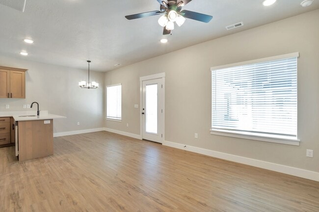 Building Photo - Stunning 3 Bed - 2.5 Bath Townhome in Amaz...