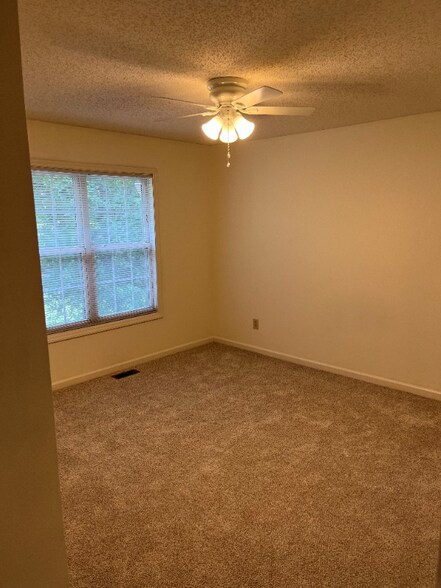 Building Photo - 21032 N Main St