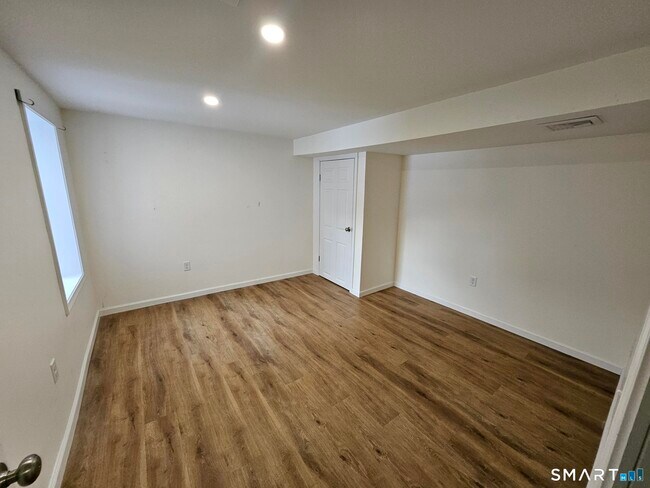 Building Photo - 410 Main St