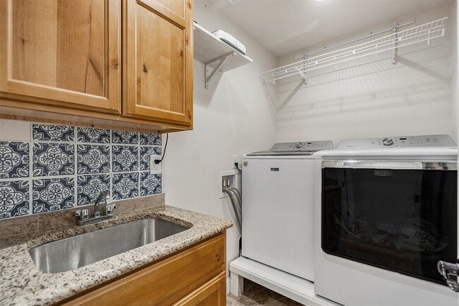 Building Photo - Gorgeous 6 Bedroom/3.5 Bathroom Home!