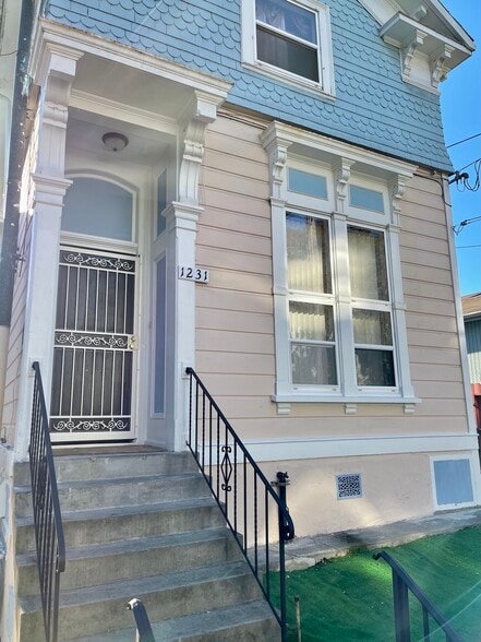 Building Photo - 1231 E 19th St