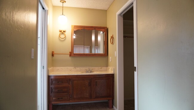 Building Photo - Single-Family Home in a Prime Location.