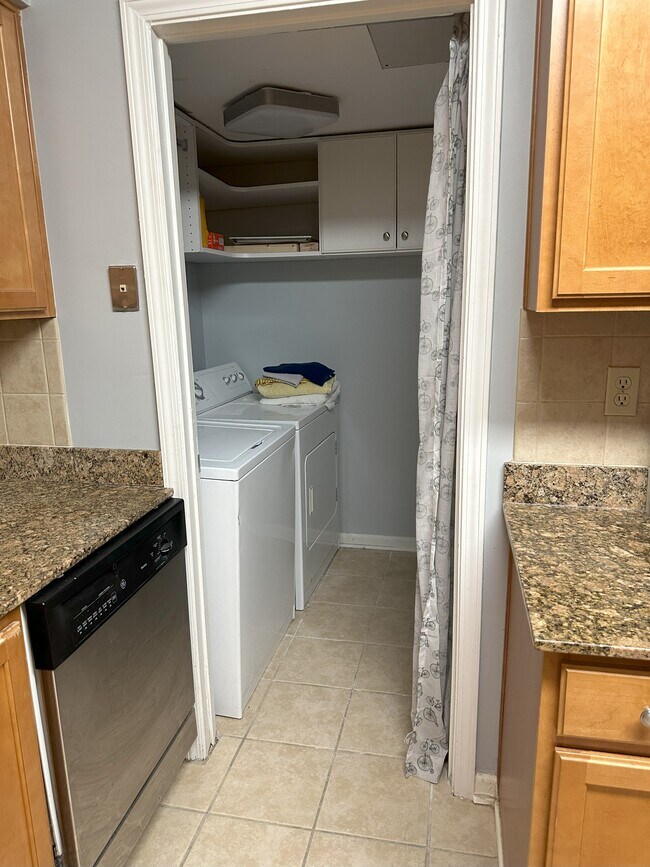Building Photo - 3200 Seven Pines Ct