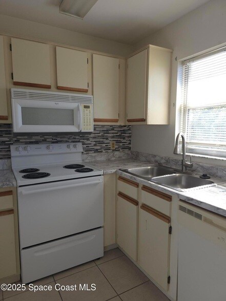 Building Photo - 245 Spring Dr