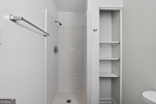 Building Photo - 2510 Peachwood Cir NE