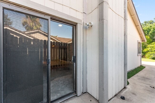 Building Photo - Charming 2 Bedroom 2 Bath Duplex
