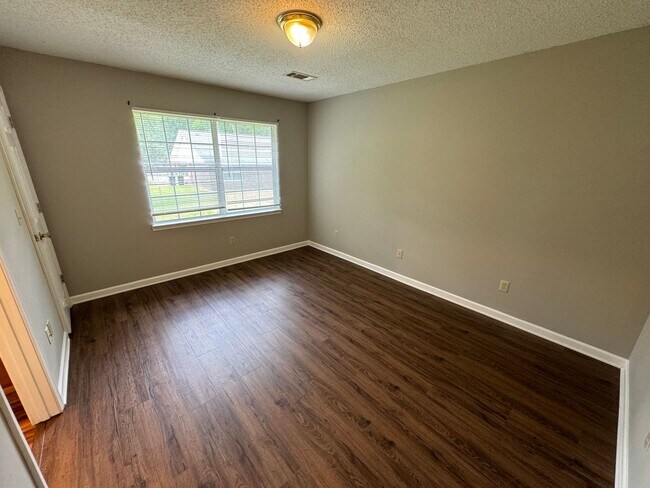 Building Photo - 10A Woodcreek Way SW