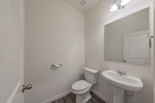 Building Photo - Like new 4 bedroom 2.5 bath in Villages of...