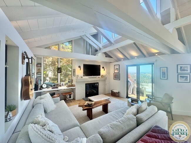 Building Photo - Tranquil & Sun Drenched 3BR|3BR in Heart o...