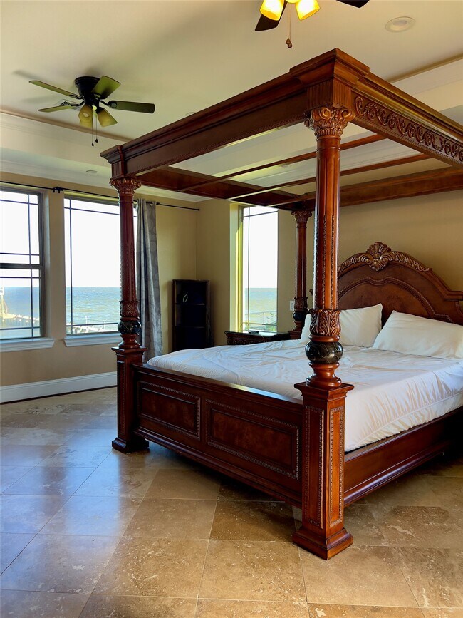 Building Photo - 2011 Crescent Dr