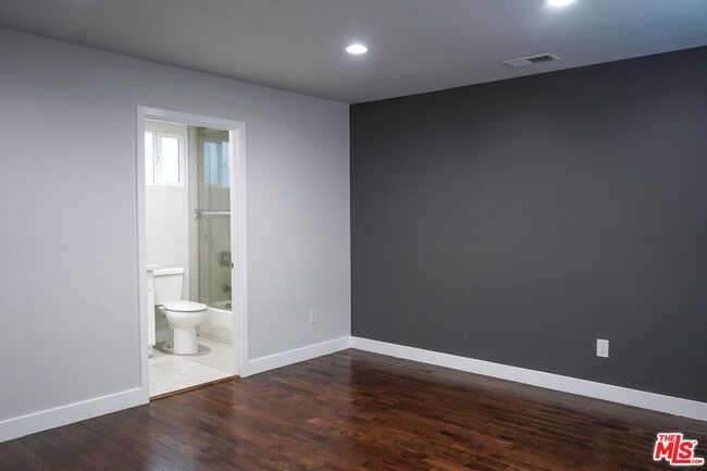 Building Photo - 2114 1/2 Ridgeley Dr