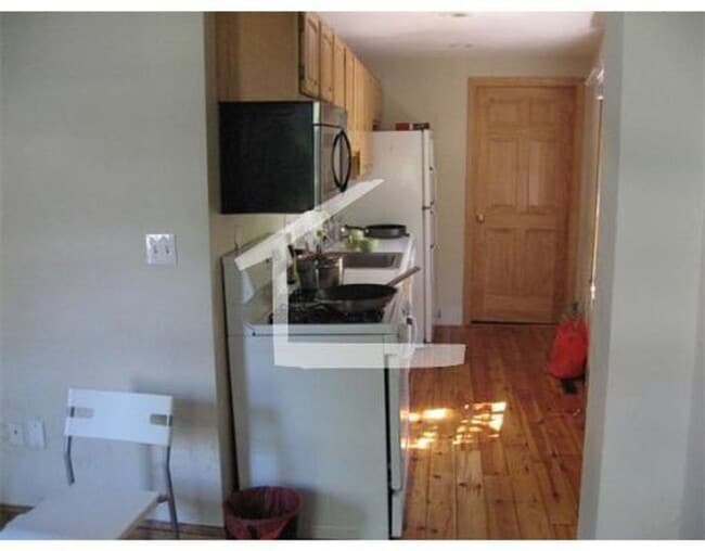 Building Photo - Mission Hill Area. Available September 1. In-Unit Laundry, Central Heat, Deck, Eat-in Kitchen.