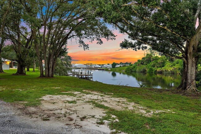 Building Photo - 12955 SW Kanner Hwy