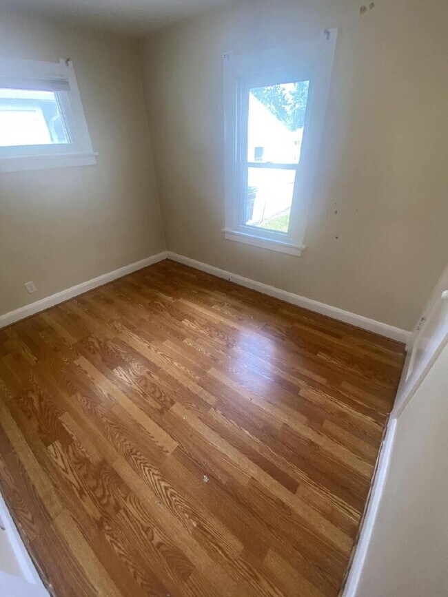 Building Photo - 2 BED 1 BATH