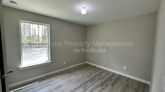 Building Photo - 327 Lester Ave S