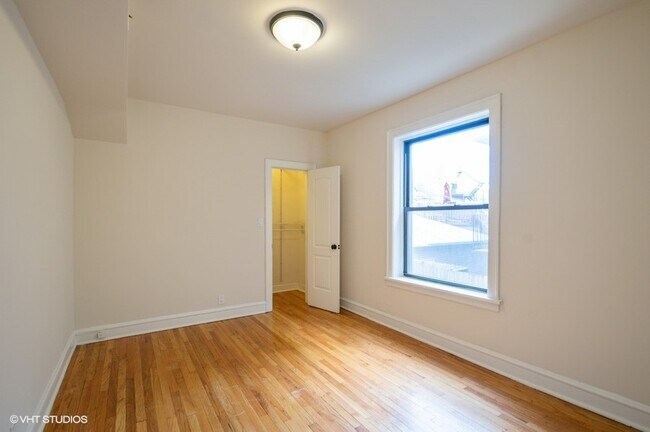 Building Photo - 3511 N Racine Ave