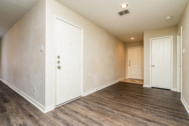 Building Photo - 1118 Antoinette Dr