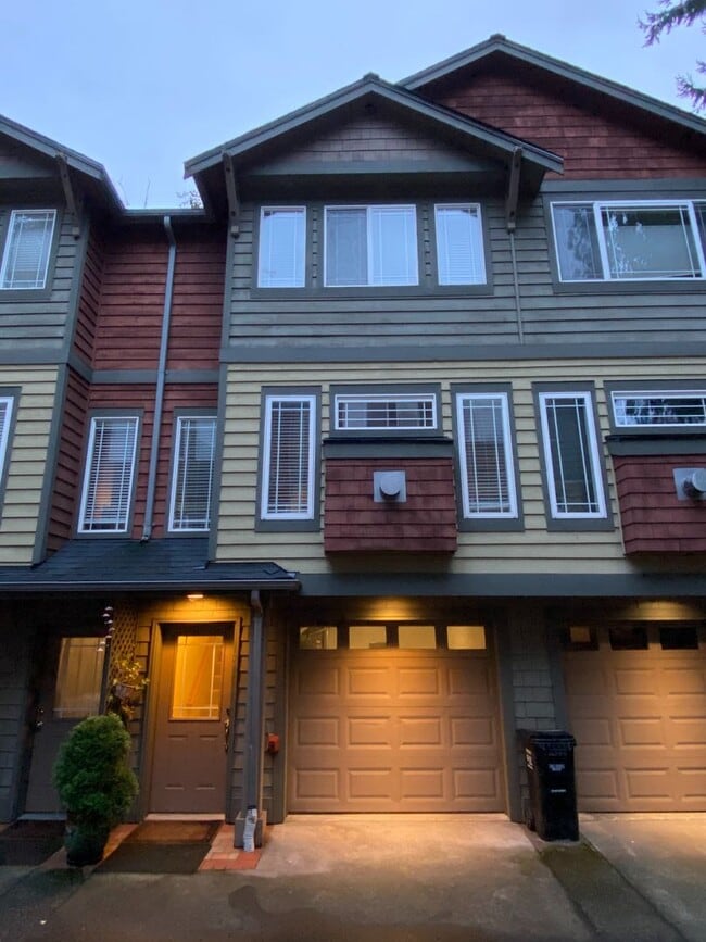 Building Photo - Appealing 3 bed / 1.5 bath townhouse in Greenwood/N Seattle