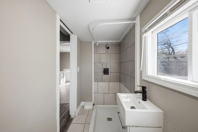 Building Photo - Cozy & Modern 1-Bed, 2-Bath Tiny Home – Renovated in Columbus!