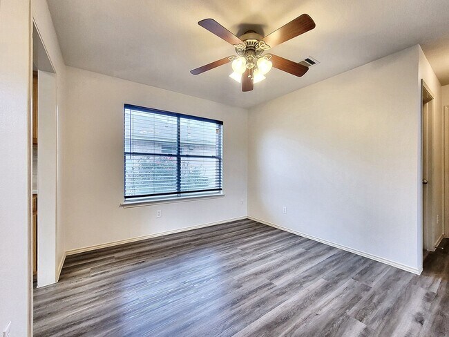 Building Photo - Inviting 3BR/2.5BA with Spacious Bedrooms & Great Outdoor Space