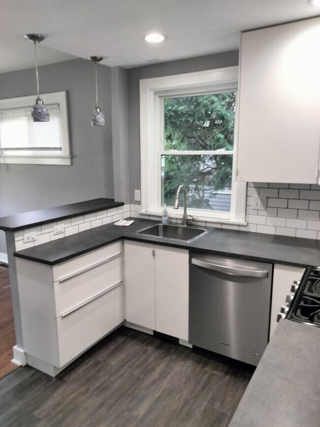 Building Photo - Beautiful 2-Bedroom Brookline Home for Rent