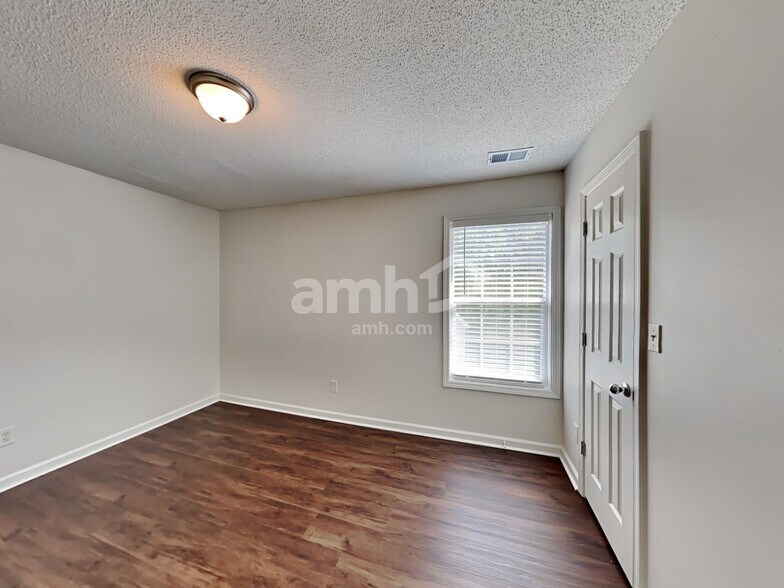 Building Photo - 208 MacKenzie Ct