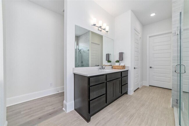 Building Photo - 15646 Audubon Pk Dr