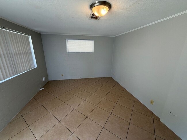 Building Photo - Freshly Painted Duplex In The Heart of Niceville